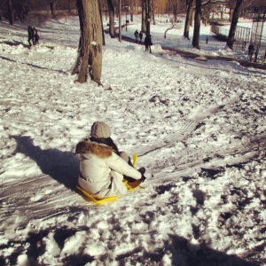 Andrés en el trineo amarillo en Central Park